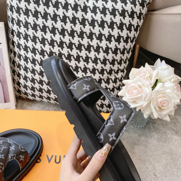 LV SLIPPERS