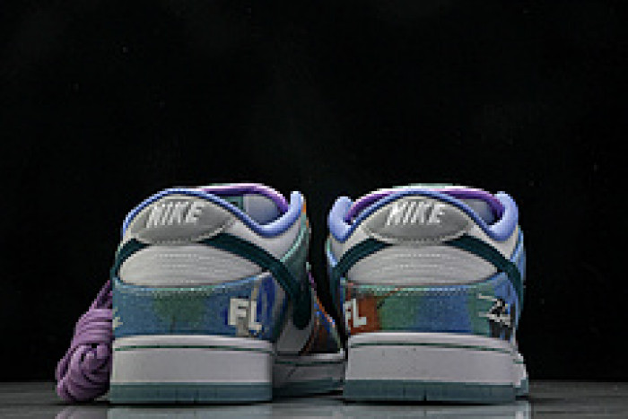 Nike Dunk Low x Futura Laboratories HF6061-400