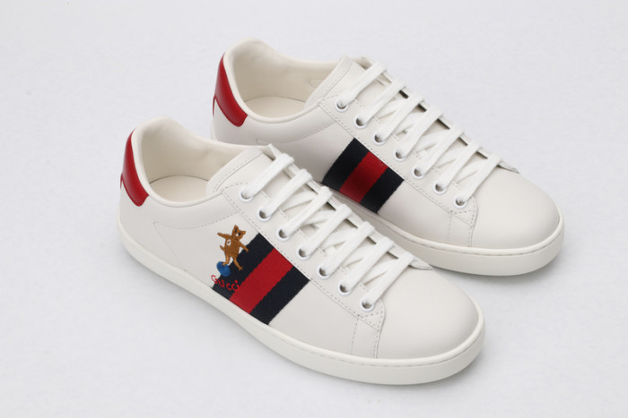 Gv*c ace embroidered low-top sneaker