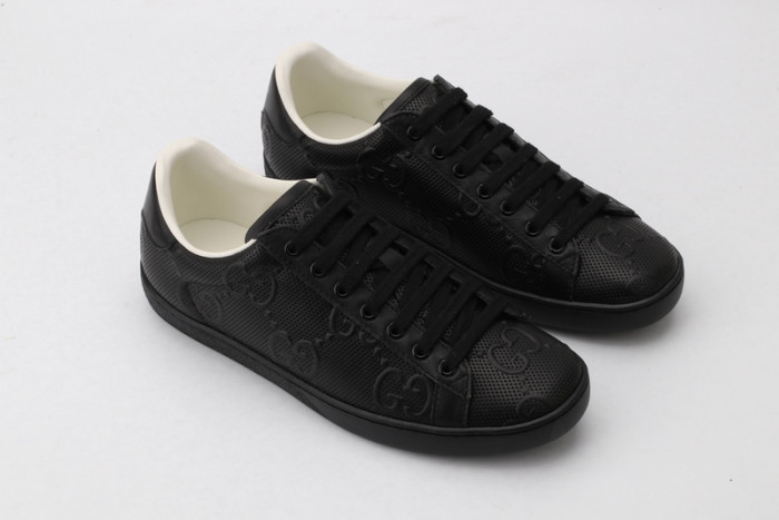Gv*c ace embroidered low-top sneaker 431942a38g09065